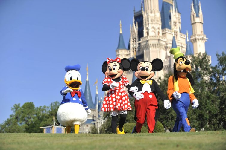 Donald, Minnie, Mickey et Dingo devant le château de Cendrillon, Walt Disney, Orlando