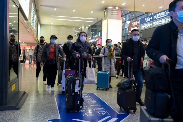 La population chinoise, portant des masques dans les aéroports