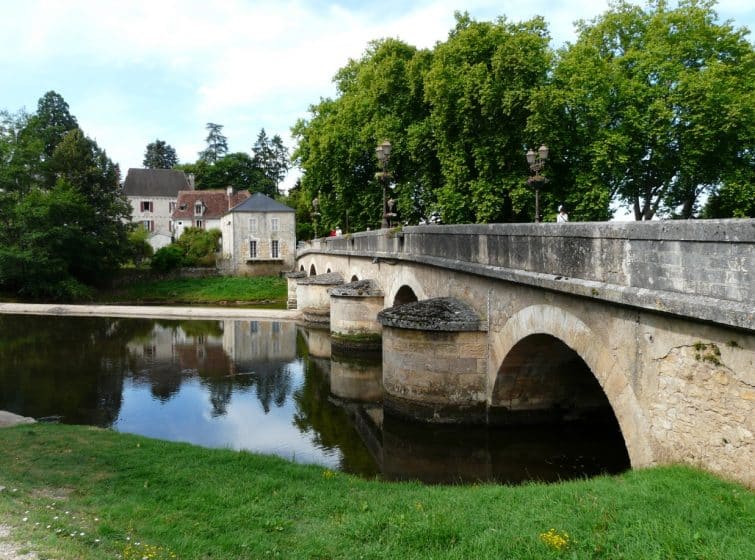 L'Auvézère à l'étiage en amont du pont de Cubjac, Dordogne, France.