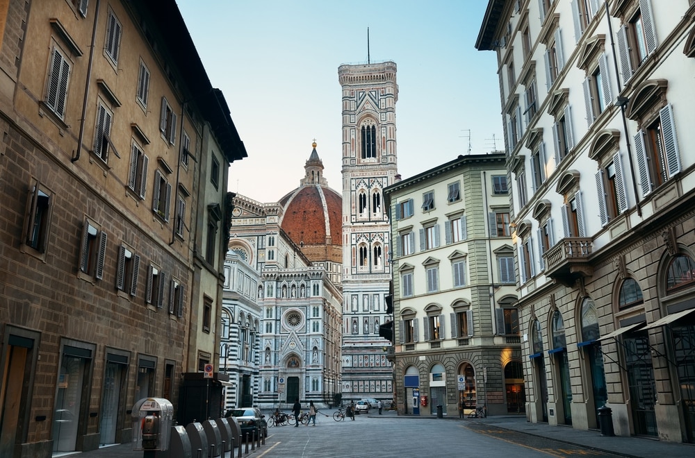 Le Duomo Santa Maria Del Fiore à Florence en Italie en gros plan sur la rue.