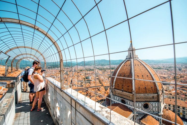 Touristes admirant la vue de la cathédrale Santa Maria Del Fiore, Florence, Italie