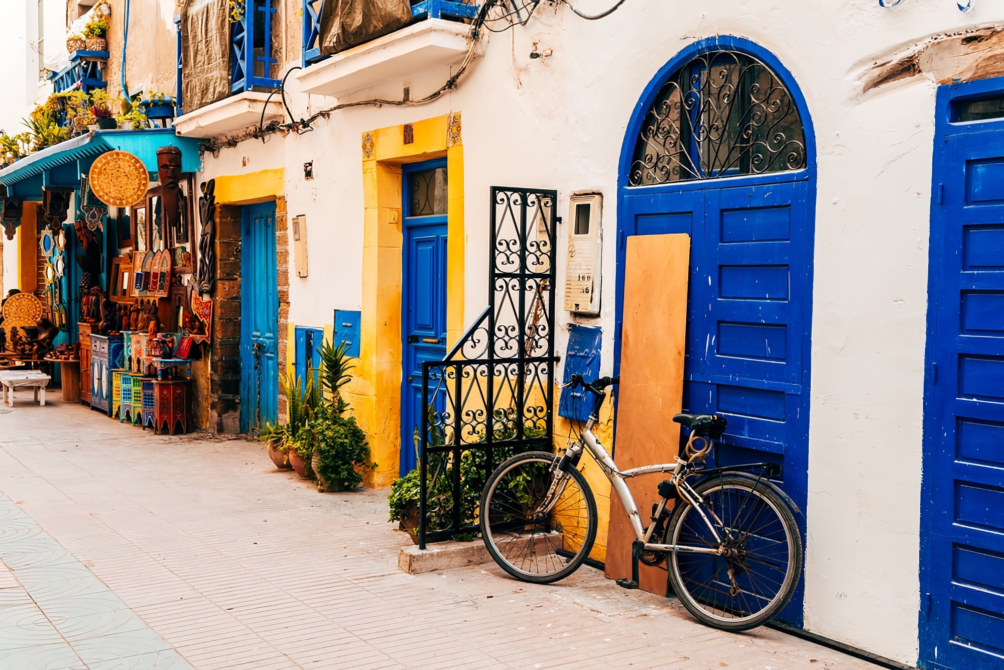 rues colorées de la ville maritime d'essaouira, maroc