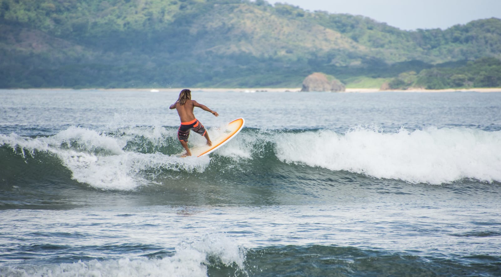 Surfer à Tamarindo, au Costa Rica