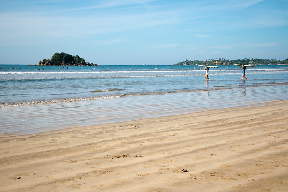Weligama, plage considérée comme l'un des meilleurs spots de surf au monde