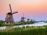 Coucher de soleil sur les moulins de Kinderdijk, Pays-Bas