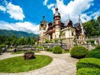 Bel château de Peles et jardin d'ornement dans le Sinaia point de repère des Carpates en Europe