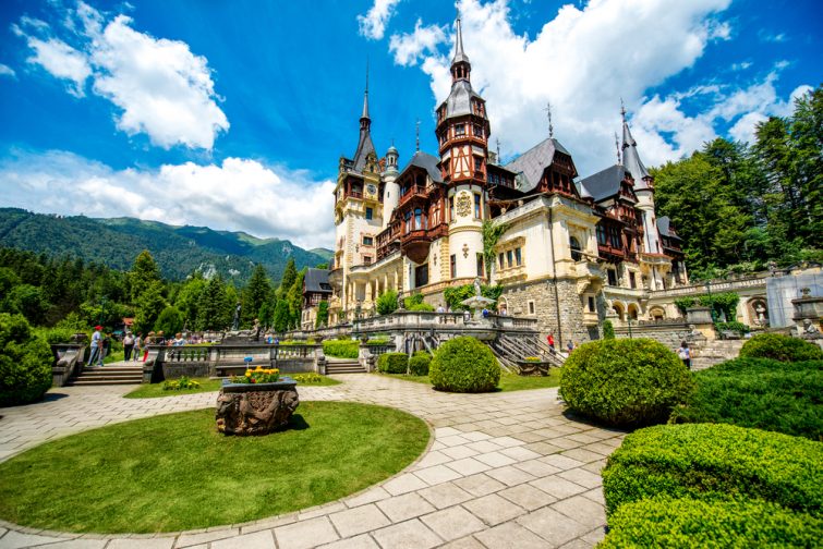 Bel château de Peles et jardin d'ornement dans le Sinaia point de repère des Carpates en Europe