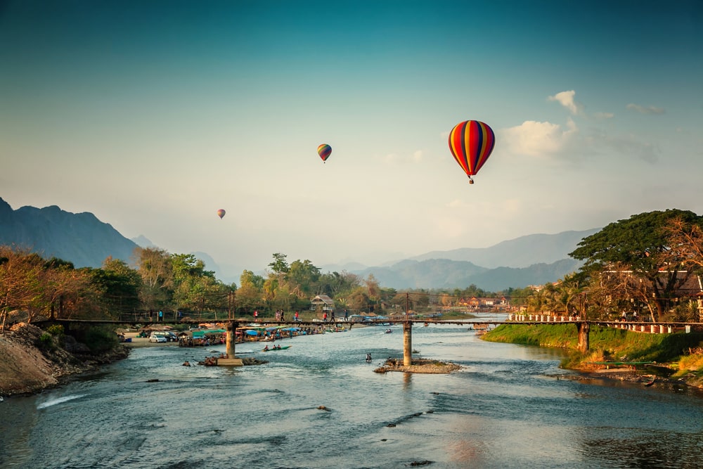 Belles vues sur les montagnes et le tour en ballon, les points d'intérêt voyagent à Vang Vieng, au Laos.