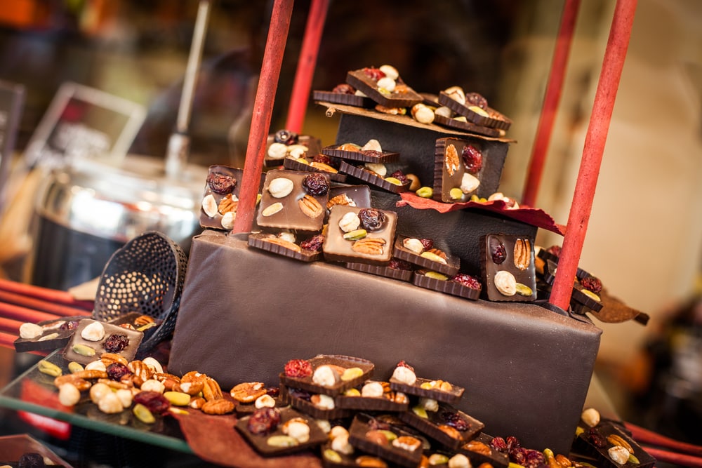 Boutique de chocolat belge à la lumière du jour.