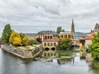 Bâtiment se reflétant dans l'eau dans le centre de Metz, France