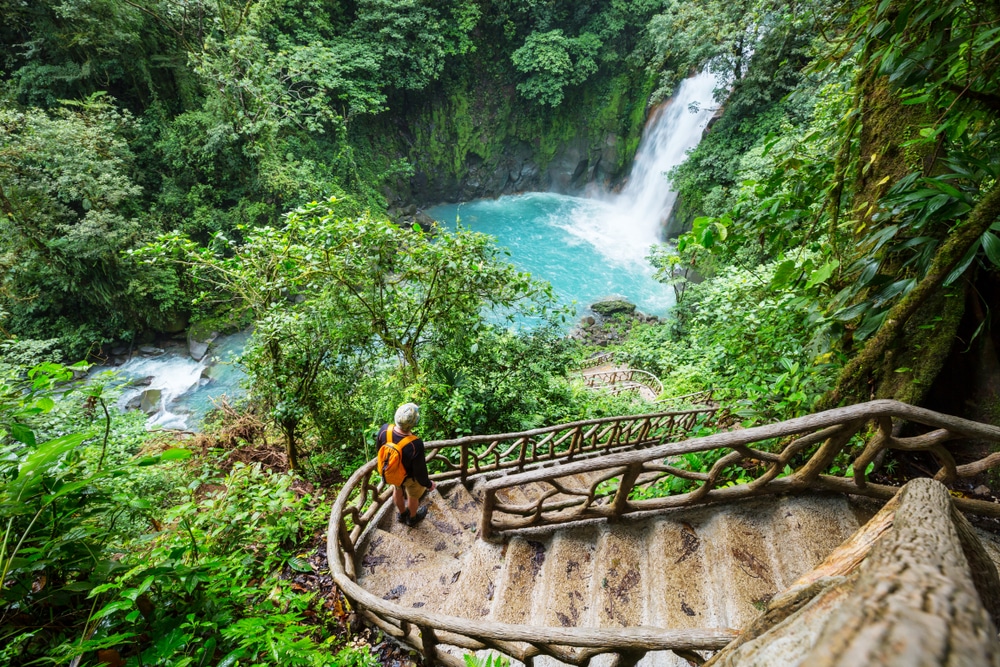 Cascade majestueuse dans la forêt tropicale du Costa Rica. Randonnée tropicale.