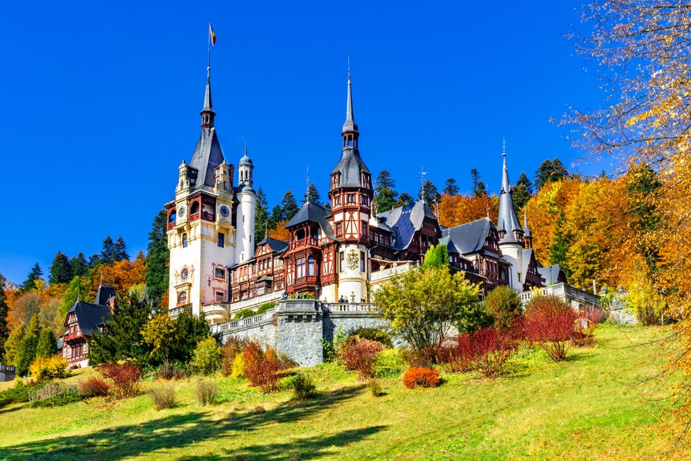 Château de Peles, Sinaia, comté de Prahova, Roumanie Célèbre château néo-Renaissance aux couleurs automnales, au pied des Carpates, Europe