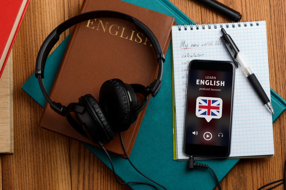 En écoutant le discours anglais. Utiliser des applications de podcast et des casques pour mieux apprendre et améliorer le vocabulaire avec de nouveaux mots.