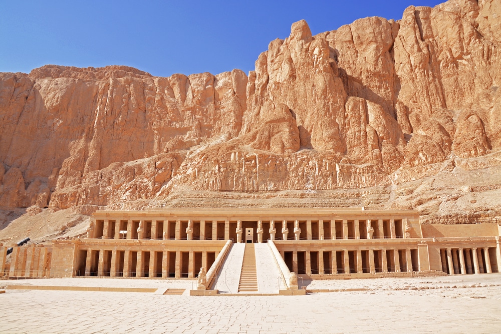 Entrée du temple mortuaire d'Hatshepsut avec ses falaises et ses montagnes en arrière-plan, Djeser-Djeseru, Deir el Bahari, près de la Vallée des Rois, Louxor, Egypte.