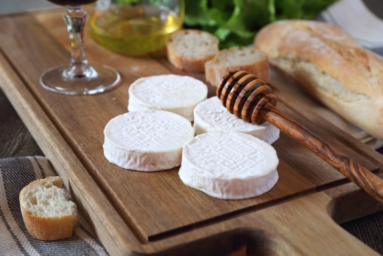 spécialités d’Occitanie Fromage de chèvre doux Rocamadour, pain, miel, laitue et verre de vin rouge. Focus