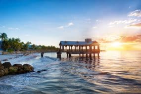 Jetée à la plage au lever du soleil à Key West, Floride États-Unis
