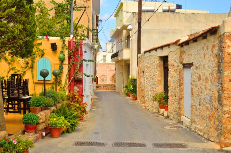 La rue étroite dans la vieille ville de Malia, Crète, Grèce.