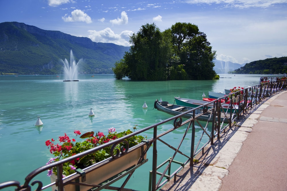 Lac d'Annecy en France (Haute Savoie) pendant l'été.