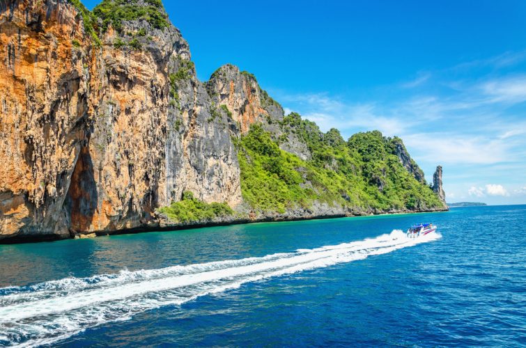 L'archipel de Phi Phi, groupe d'îles de la mer d'Andaman en Thaïlande, sans aucun doute le plus beau du monde, attire des millions de touristes