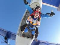 Le maître en tandem et le passager en tandem sautent d'un avion.