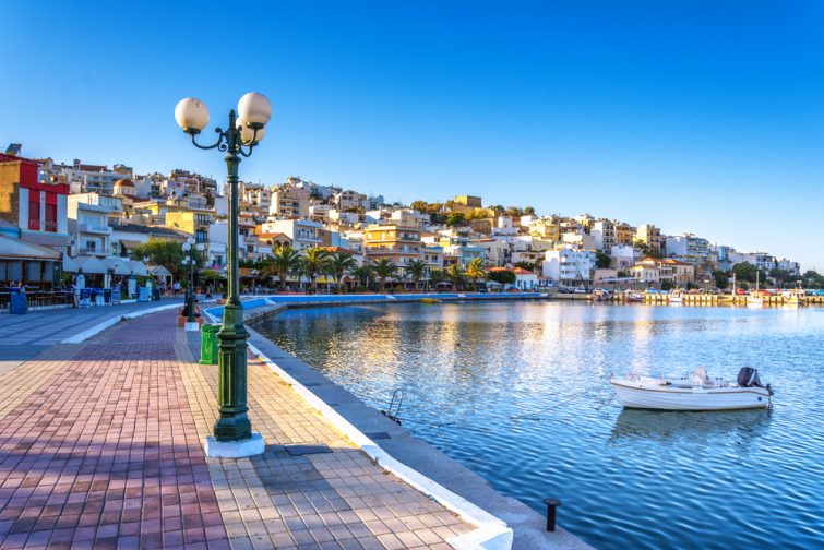 Il pittoresco porto di Sitia, Creta, Grecia al tramonto Sitia è una città tradizionale nella parte orientale di Creta, vicino alla spiaggia delle palme, Vai.