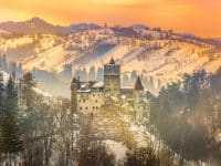 Lumière du soleil sur la dracula médiévale du château de Bran en hiver, Brasov, Transylvanie, Roumanie