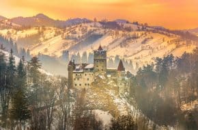 Lumière du soleil sur la dracula médiévale du château de Bran en hiver, Brasov, Transylvanie, Roumanie