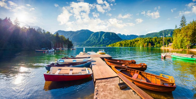 Panorama d'été coloré sur le lac de Bohinj. Scène monumentale pittoresque dans le Parc National de Triglav,