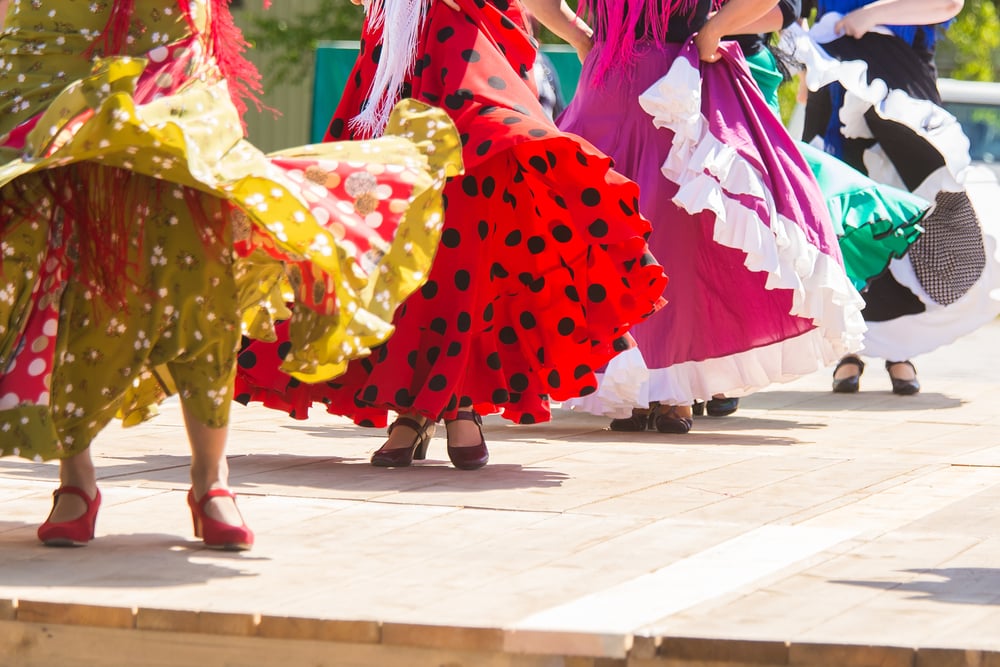 Pieds de danseuses de flamenco, jouant sur une scène en bois au festival d'été de la ville
