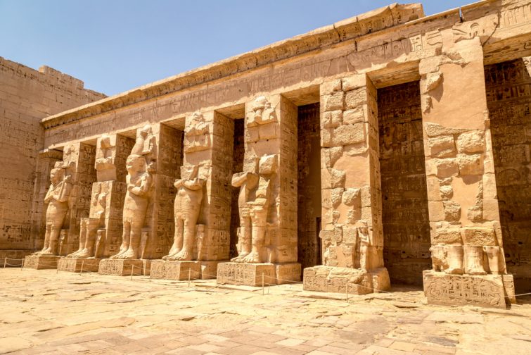 Ruines antiques du temple de Karnak à Louxor, Egypte, Afrique