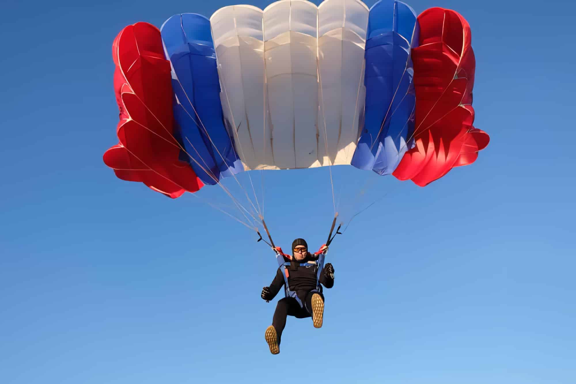 Skydiver contrôle le gros parachute.