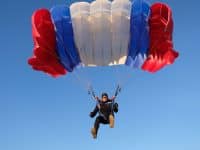 Skydiver contrôle le gros parachute.