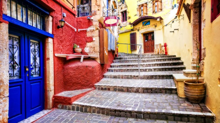 Serie dei colori della Grecia - strade vivaci della città vecchia di Chania, isola di Creta