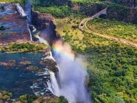 Un arc en ciel sur les chutes Victoria au Zimbabwe, une journée ensoleillée en Afrique