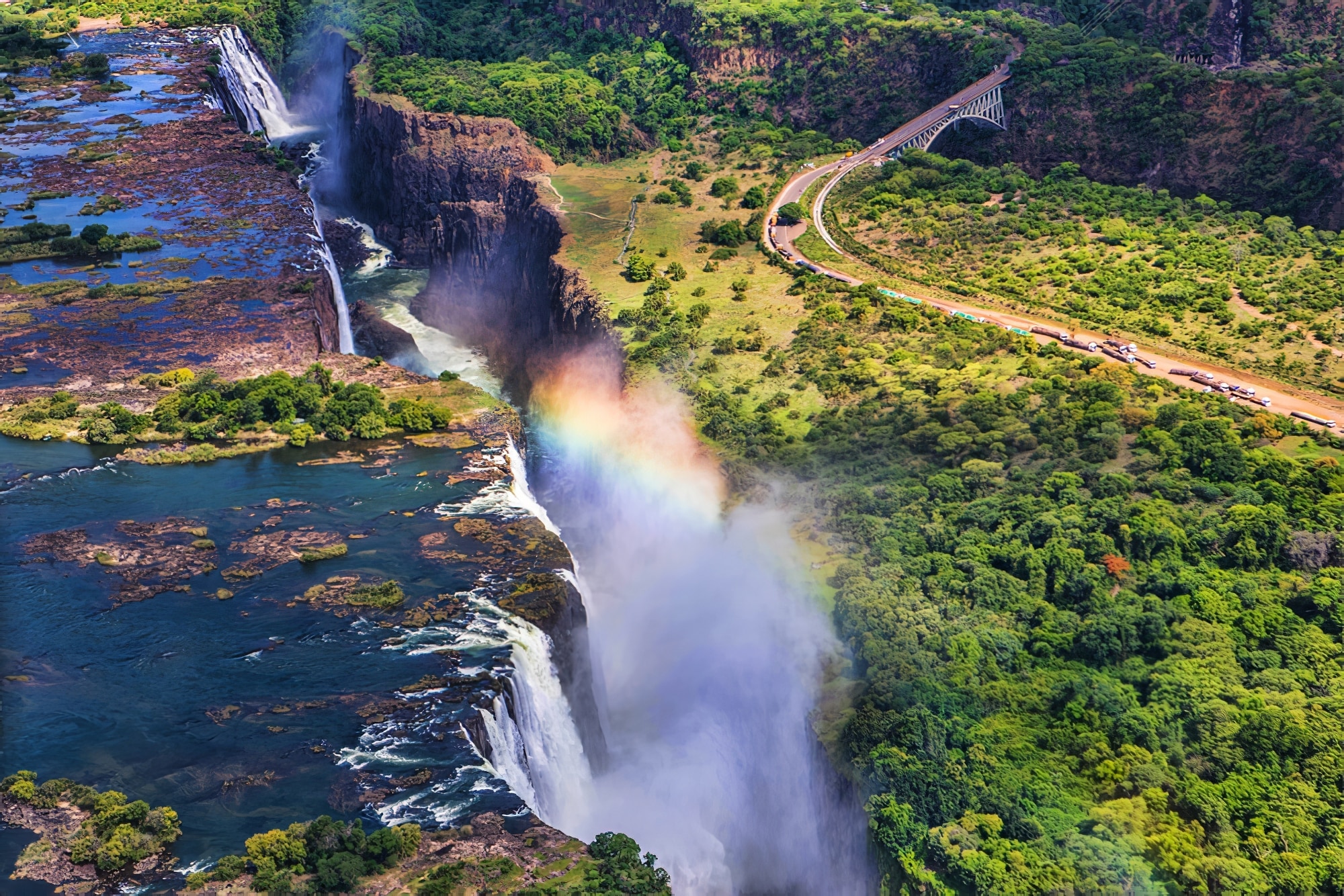 Un arc en ciel sur les chutes Victoria au Zimbabwe, une journée ensoleillée en Afrique