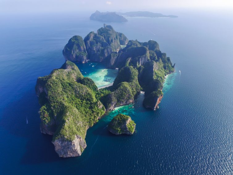 Vue de dessus d'une île tropicale rocheuse isolée à l'eau turquoise et à la plage blanche. Vue aérienne de l'île de Phi-Phi Leh avec la baie de Maya et le lagon de Pileh. Province de Krabi, Thaïlande.