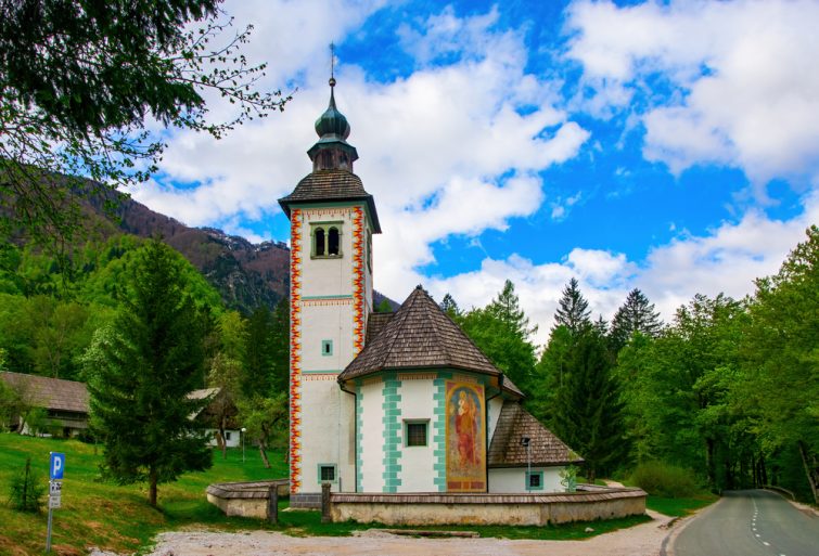 Vue panoramique de l'église du Saint-Esprit sur la rive sud du lac Bohinj, près de la route Ribcev Laz - Ukanc, Parc national de Triglav, Alpes juliennes, Slovénie