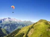 Faites un vol en parapente dans les Alpes