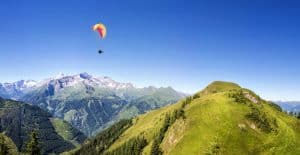 Faites un vol en parapente dans les Alpes