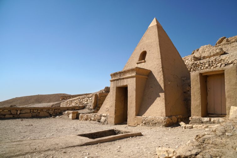 petite pyramide dans la vallée des artisans, Deir el-Medina, près des tombeaux des anciens égypte dans les montagnes thébales de Louxor