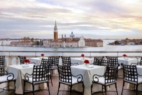 Vue panoramique sur les toits de Venise depuis un rooftop