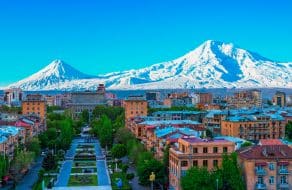 vue sur la montagne Ararat et la ville d'Erevan 2342018