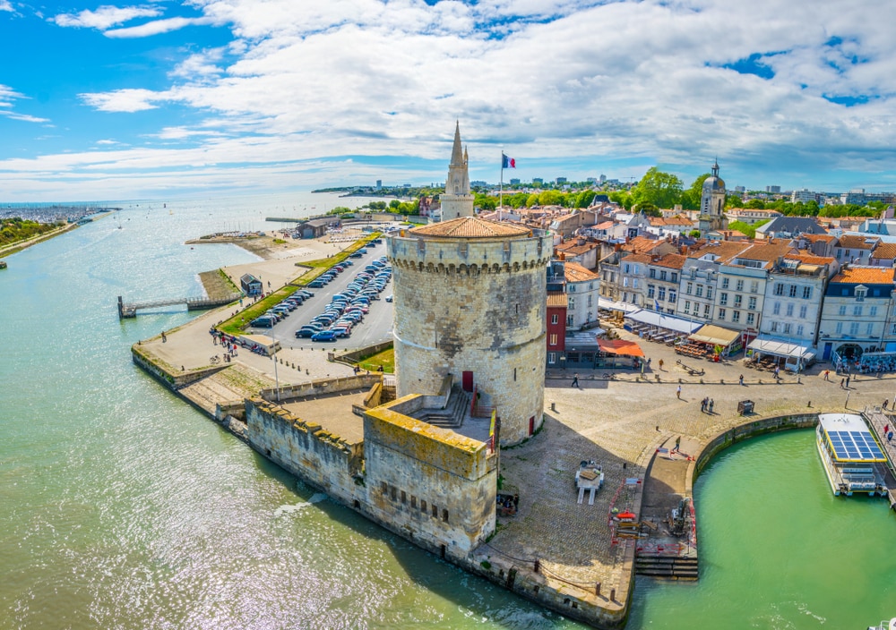 Balnéaire de La Rochelle dominé par la Tour de la Lanterne et tour de la chaine, France