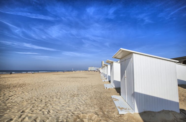 Cabines de plage blanches à Ostend, Belgique