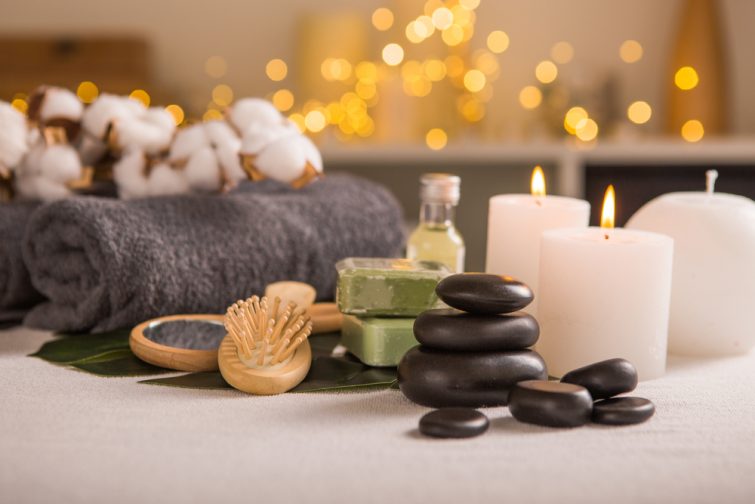 Composition du spa avec décoration de Noël. Soin de vacances SPA. Concept zen et relaxant.
