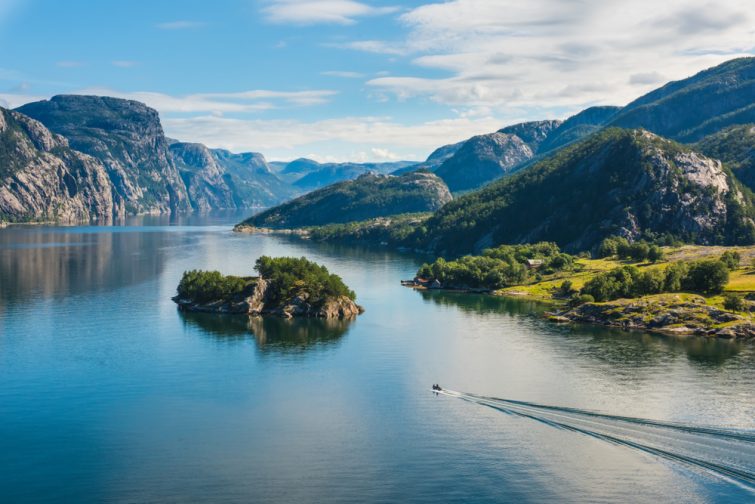 Fjord norvégien et montagnes en été. Lysefjord, Norvège