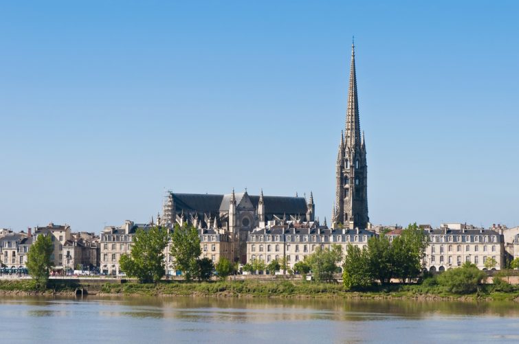 Flèche de Saint Michel vue de l'autre rive de la Garonne sur son chemin à travers Bordeaux, France