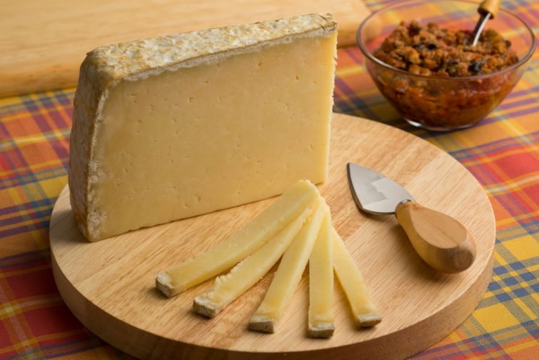 Fromage à la sauce Cantal sur une planche à découper en dessert