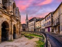La Vieille Ville d'Arles et l'amphithéâtre romain, Provence, France au coucher du soleil