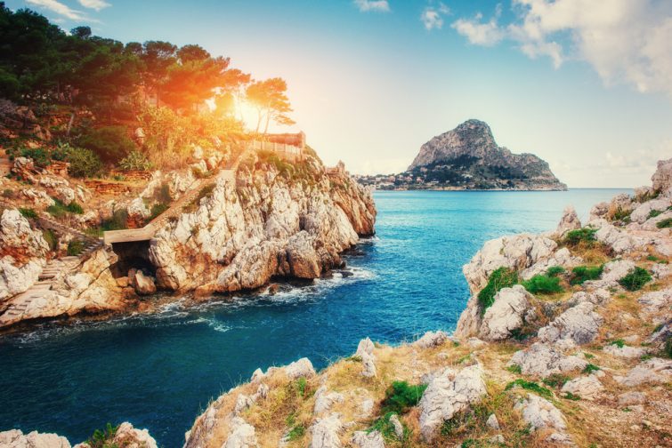 La côte rocheuse pittoresque du Cap Milazzo. Sicile, Italie.